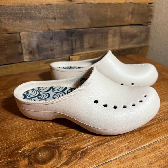 CROCS Shoes - CROCS Tully Clog Cushioned Insole Women’s Size 8 Slip On Comfort‎ 10671 White